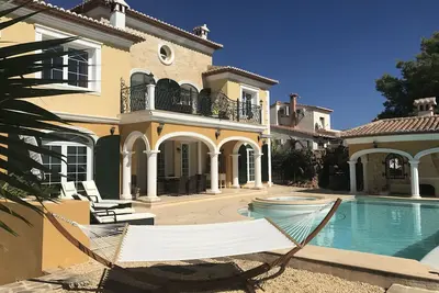 Image de Villa de luxe près de la plage: vue mer panoramique, piscine à débordement chauffée et Wi-Fi