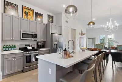 Image de Clio Street Masterpiece- 3br Emplacement idéal-conçu par des professionnels