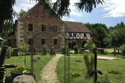 Image de Un bâtiment historique familial dans un environnement culturel unique