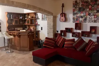 Image de Taverne moderne à aire ouverte, avec utilisation commune du jardin