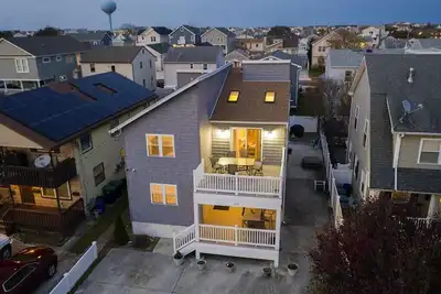 Image de Nouveau tout! ! Près de la plage, des magasins, des restaurants et d'une grande terrasse pour se détendre