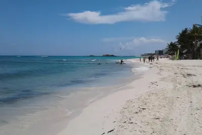 Image de Condo avec vue sur l'océan et piscine sur le toit près de la plage
