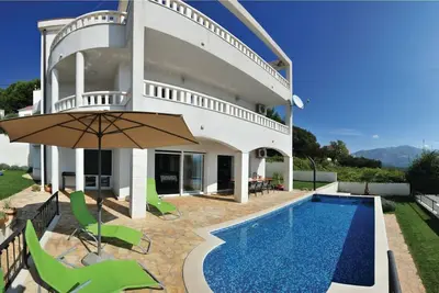 Image de Villa idyllique près de Split - Croatie, avec piscine, parking gratuit et vue imprenable