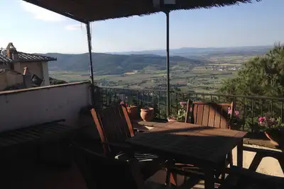 Image de Centre historique de Cortona, maison avec piscine naturelle immergée dans le jardin