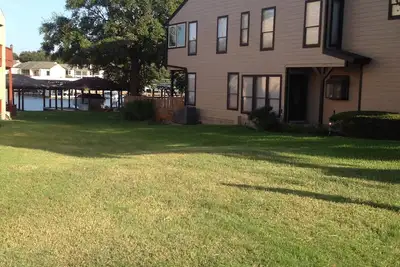 Image de Waterfront House sur le lac Conroe en avril Sound sur la marina