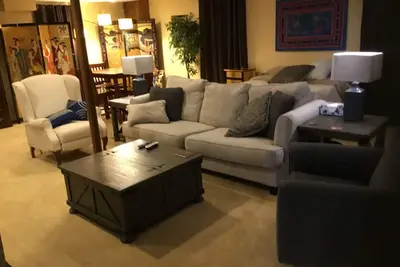 Image de Niveau inférieur, rénové, impeccable, garage privé, vue Granite Peak, autorisé,