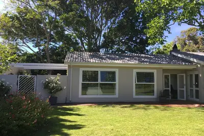 Image de Cottage jardin ensoleillé et spacieux, à proximité des plages et des fermes viticoles.