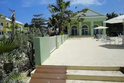 Image de Villa Meelie: wifi gratuit, plage, piscine, océan et vues G, douche extérieure et barbecue.