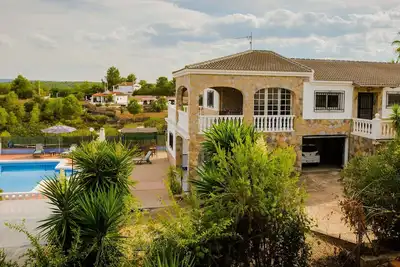 Image de Grande villa au bord du lac d'eau douce et de la plage avec piscine privée