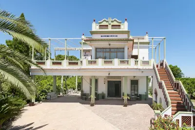 Image de rural farmhouse located in an orange farm itself