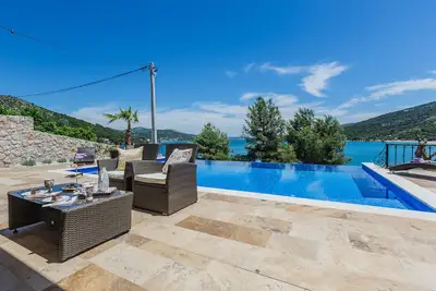 Image de Luxe! Villa à la mer! 15min de l'aéroport de Split, cheminée, piscine à débordement, kayak