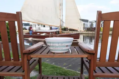 Image de Cabine au bord de la rivière spacieuse et bien aménagée de 3 chambres dans le quartier paisible de Norfolk Broads.