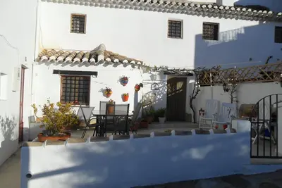 Image de Cave House avec une vue spectaculaire sur le village et sur Sagra
