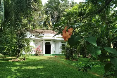 Image de Maison coloniale se cacher dans la nature près de la plage Talalla. [Juste 200 m]