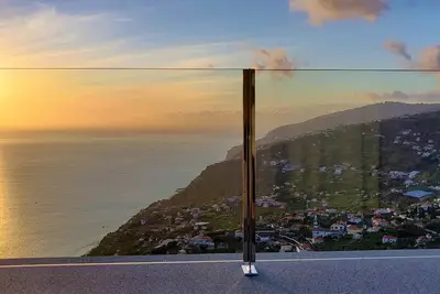 Image de Maison Blanche avec vue panoramique sur la mer, les montagnes et le village