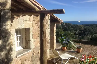 Image de Maison de Charme en pierre vue baie de Rondinara, Sardaigne et Îles Lavezzi