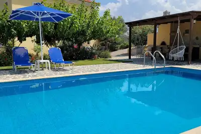 Image de Villa privée entourée par la nature et avec de superbes vues sur la mer et les montagnes