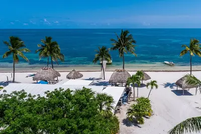 Image de Duplex en bord de mer avec une belle plage et un quai pour l'accès au bateau! Chiens Ok!