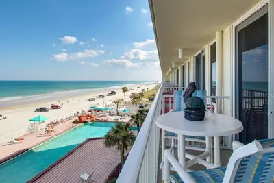 Image de Studio en front de mer avec balcon, salle de fitness, piscine et bain à remous - les snowbirds sont les bienvenus!