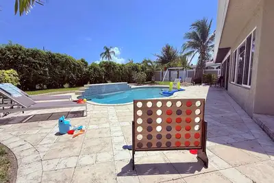 Image de 10% de réduction maintenant! ! Jardin privé avec piscine, jouets de plage et jouets pour enfants