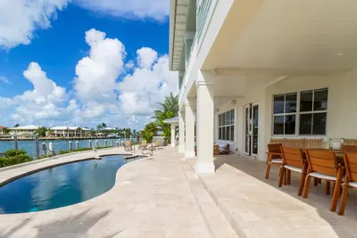 Image de Maison de luxe conçue sur mesure sur Yacht Harbor w / espace de vie extérieur parfait