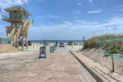 Image de Emplacement IDÉAL Dans Dbs! Étapes 2 Plage / Rivière / Restaurants / Mini-golf et jetée, Wifi Gratuit avec terrasse sécurisée!