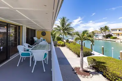 Image de Fun front de mer maison w / 35ft. quai et accès à la piscine partagée et à la plage privée!