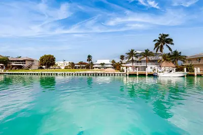 Image de Accueil Waterfront w / quai de 35 pieds et l'accès à la plage privée et piscine partagée