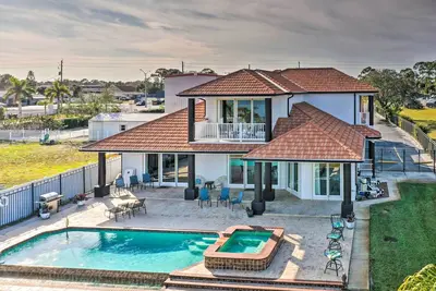 Image de Bord de l'eau Titusville Resort Home w / piscine et bain Ă remous
