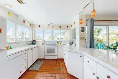 Image de Breezy half-duplex w / 35 ft dock. Comprend l'accès au Club Cabana avec piscine et plage