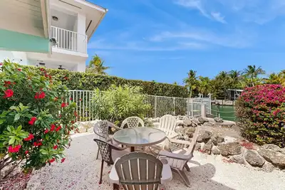 Image de Accueil chien-w / 60 pieds de l'espace de quai et l'accès au Club Cabana, piscine partagée.