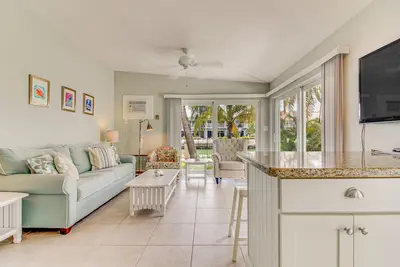 Image de Bord de l'eau à la maison w / 28ft. digue, piscine partagée et accès à la plage!