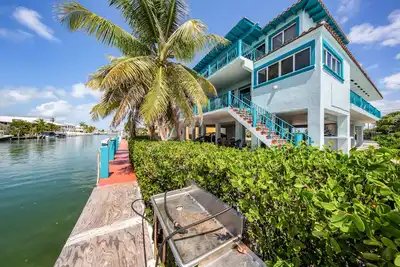 Image de Bord de l'eau duplex w / piscine et la plage accès partagé, 35 pi quai!