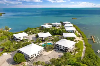 Image de Sp��cial d'automne 1400 $ ~ Piscine chauff����������e ~ ~ Dockage Oceanview!