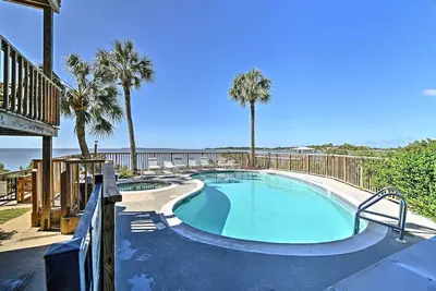 Image de Beachfront Cedar Key Condo w / Pool, Spa & Vues!