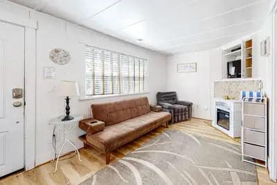 Image de Chalet coloré et adapté aux chiens près de la plage et du centre-ville vous attend!