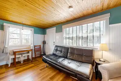 Image de Adorable, aéré, les chiens chalet près de la plage et du centre-ville!