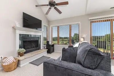 Image de ~ Villa immaculée ~ Lit King size, cheminée, téléviseurs à écran plat Moins qu'une chambre d'hôtel!