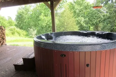 Image de 4 chambres sur 3 niveaux - 2 étages cheminée, bain à remous extérieur, billard, WiFi