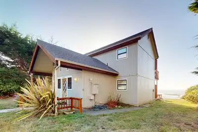 Image de Dog-friendly maison w / vues sur l'océan juste devant vos fenêtres et un bain à remous privé!