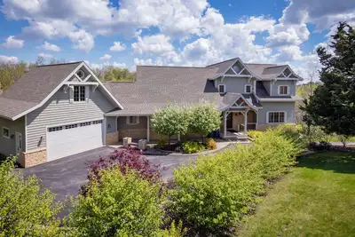 Image de Haut de gamme, Home Builder de w / magnifique Master Suite, Huge Hot Tub, table de billard