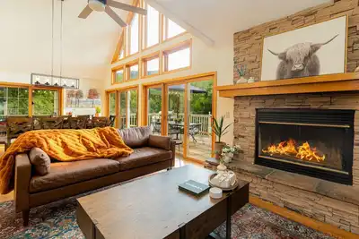 Image de Maison rustique pour 14 personnes! Spa extérieur, foyer, table de billard-près des piscines!