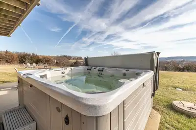 Image de Vues Incroyables! ! Bain tourbillon extérieur, table de ping-pong, jeu d'arcade, foyer!