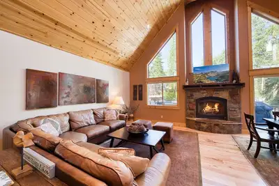 Image de Redcedar -Belle 3 Br w / magnifiques Meubles à Tahoe City - à partir de 280 $ / nt