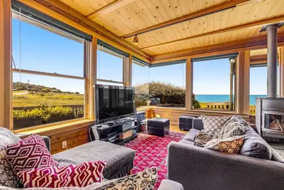 Image de maison bord de l'océan avec des vues magnifiques à proximité des sentiers de la plage!