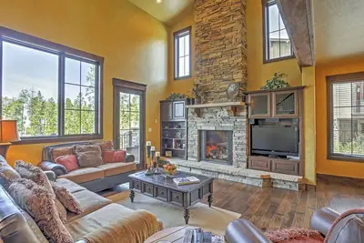 Image de Maison de ville 4br Fraser avec terrasse privée et vue sur la montagne