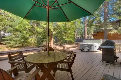 Image de High Sierra - Dollar 4 Br 4 Bain w / bain �� remous et cour clôturée. Chiens Ok. 10 personnes