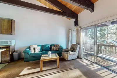 Image de Condo ensoleillé avec chiens, piscine commune, bain à remous et sauna - près du lac!