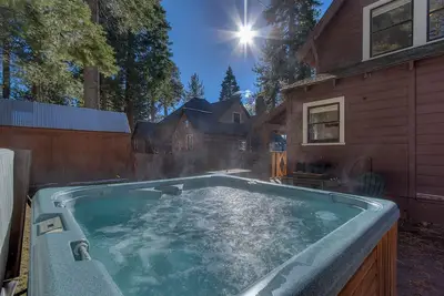 Image de Vanni - Beautifully Remodeled 2 Br Accueil w / Hot Tub, Easy Walk du lac! !