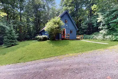 Image de Cabane classique et adaptée aux chiens dans les bois avec terrasse privée
